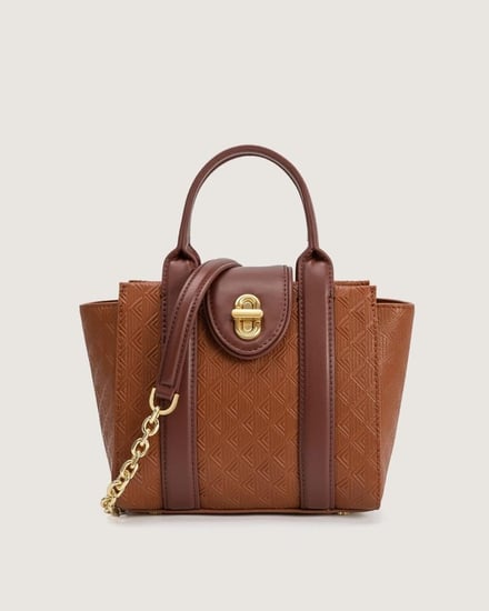 شنطة نسائية بتصميم عملي وحجم مناسب لكل يوم بلون بني