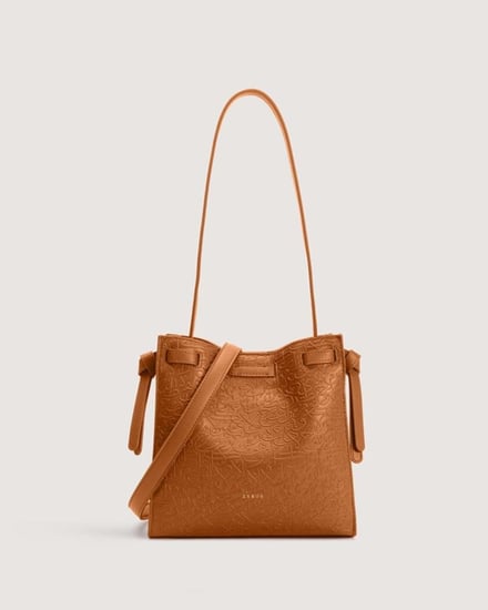 شنطة نسائية بمقاس متوسط باللون البني