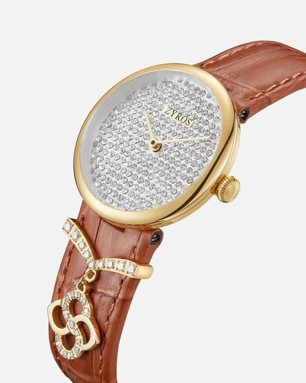 ساعة سما النسائية بلون بني مع تعليقة مميزة