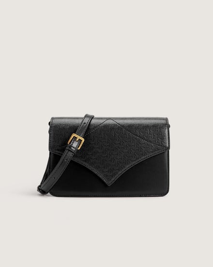 شنطة بحجمها المتوسط وباللون الأسود.