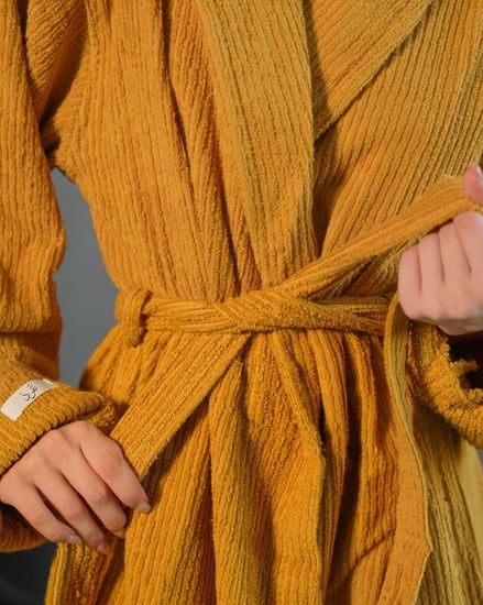 روب استحمام دافىء باللون الأصفر