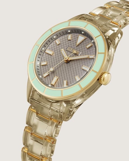 ساعة ذكرى نسائية لطلة مختلفة بسير رمادي شفاف