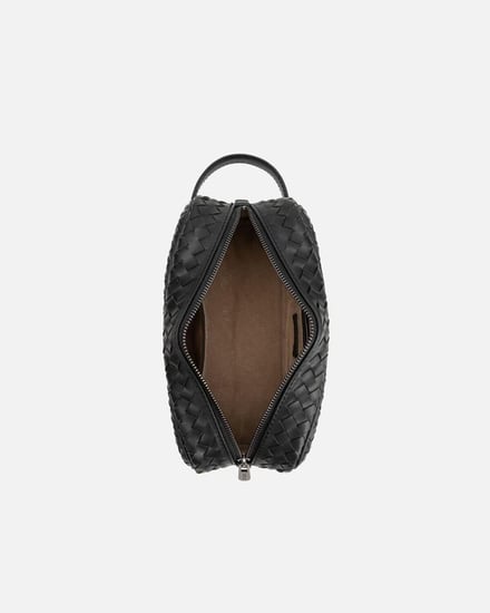 شنطة رجالية تعكس عنوان الأناقة باللون الأسود