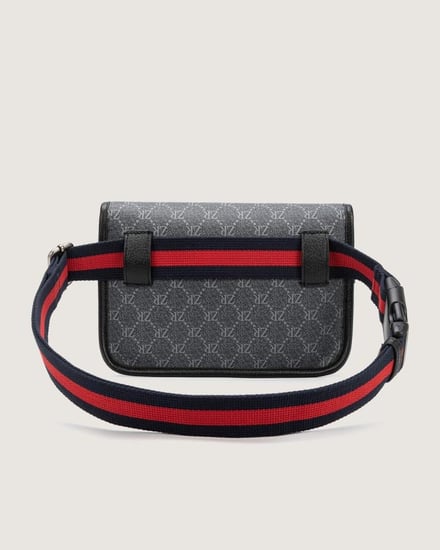 طقم هدية للجنسين من شنطة ومحفظة وميدالية.