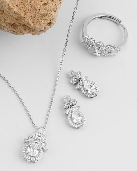 طقم اكسسوار نسائي بتصميم ناعم بلون فضي