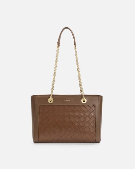 شنطة بتصميمها الواسع من الجلد بلون بني