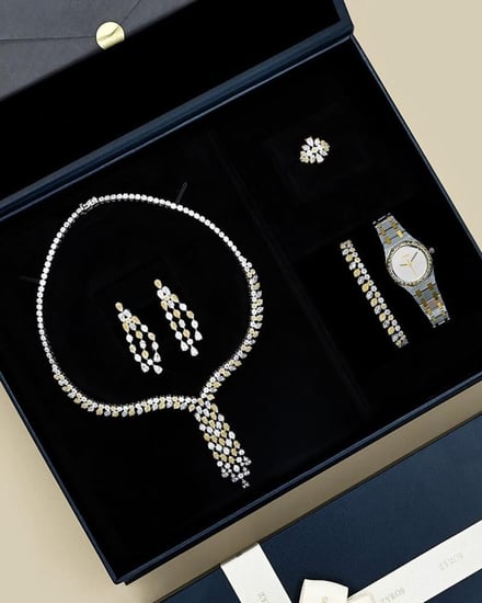 طقم نسائي زركون مع ساعة بلون فضي وذهبي