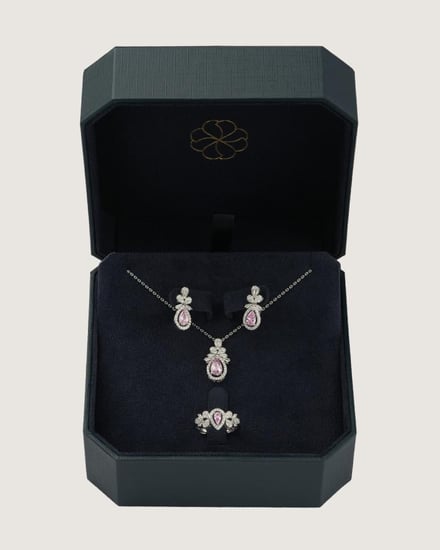 طقم اكسسوار نسائي ناعم بلون فضي ووردي