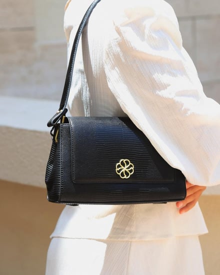 ‎ شنطة نسائية بتصميم عصري بلون أسود