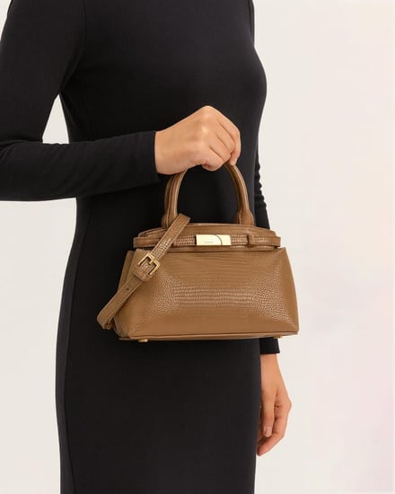 شنطة نسائية من الجلد الفاخر بلون بني