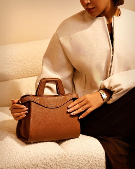 شنطة نسائية من الجلد باللون البني