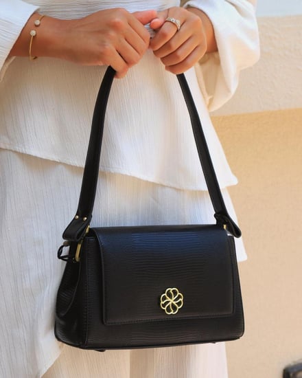 ‎ شنطة نسائية بتصميم عصري بلون أسود