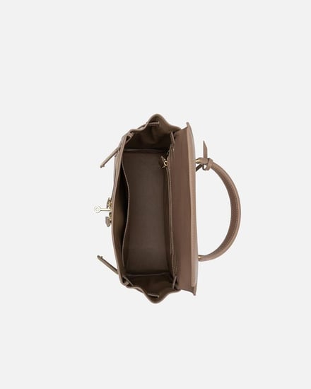 شنطة نسائية تحكي قصة من الأناقة بلون بني