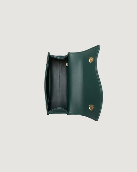 شنطة نسائية بلون أخضر بمقاس صغير لكل يوم.