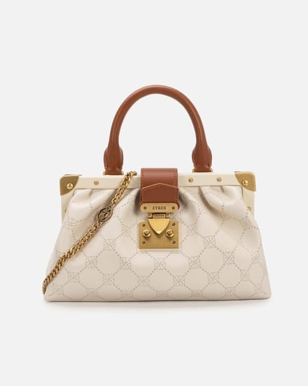 شنطة نسائية مميزة بلون بيج.