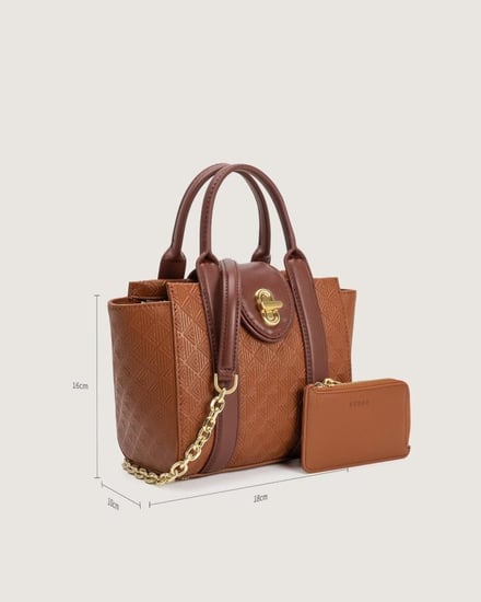 شنطة نسائية بتصميم عملي وحجم مناسب لكل يوم بلون بني