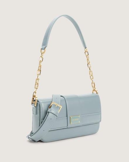 شنطة نسائية بمقاس متوسط باللون الأزرق الفاتح.