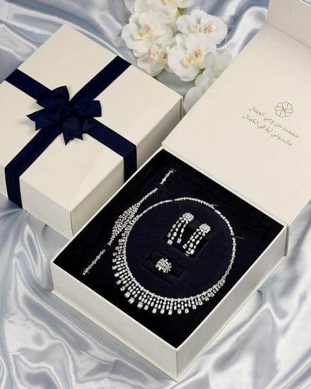 طقم نسائي فاخر بلون فضي وذهبي