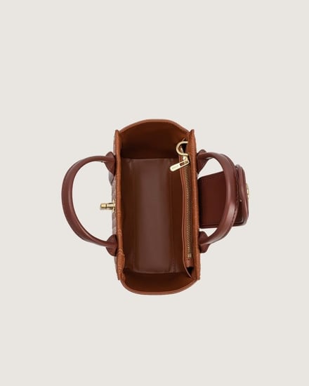 شنطة نسائية بتصميم عملي وحجم مناسب لكل يوم بلون بني