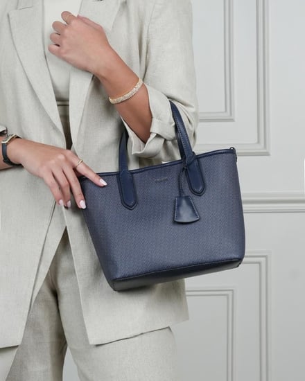 شنطة نسائية بمقاس متوسط بلون أزرق