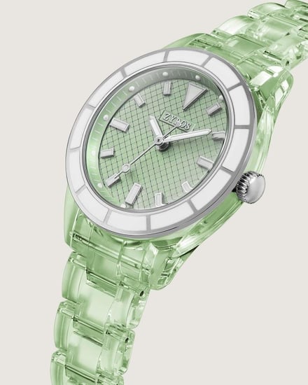 ساعة ذكرى نسائية لطلة مختلفة بسير أخضر شفاف