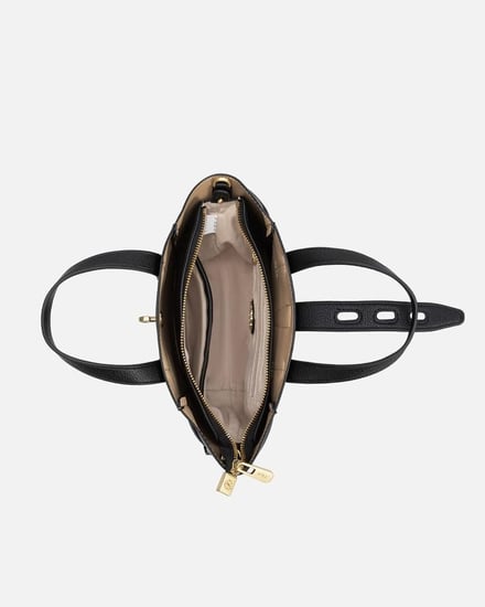 شنطة بحجم صغير ومناسب باللون الأسود