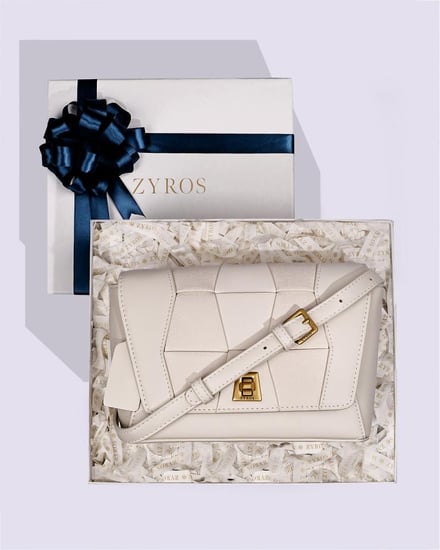 شنطة نسائية من الجلد باللون الأبيض