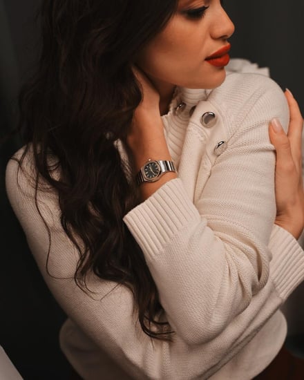 ‎ ساعة نسائية بسير ستيل بلون فضي وذهبي