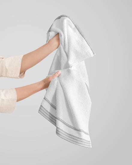 منشفة راقية باللون الأبيض