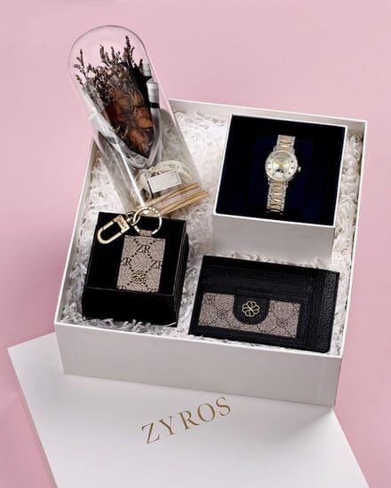 هدية نسائية من ساعة ومحفظة وورد دائم