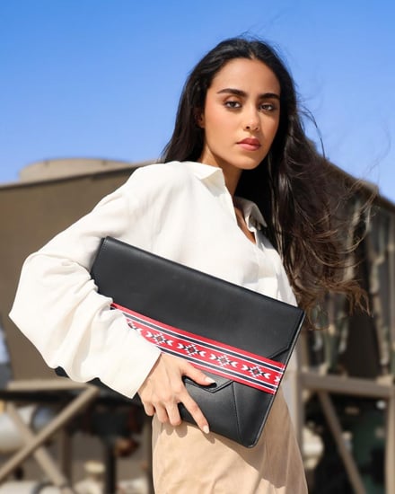 ‎ شنطة بحجم كبير لاطلالة عملية بلون أسود.