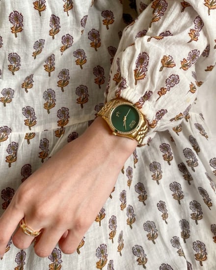 ساعة نسائية بتصميم متفرد بلون ذهبي