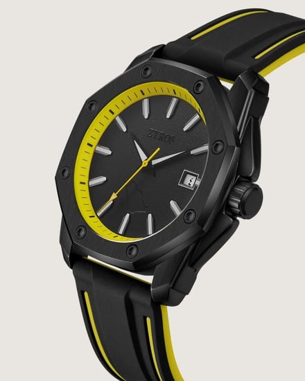 ساعة رجالية من الربل بلون أسود.