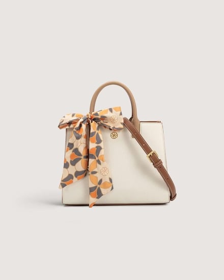 شنطة نسائية متوسطة باللون البيج.