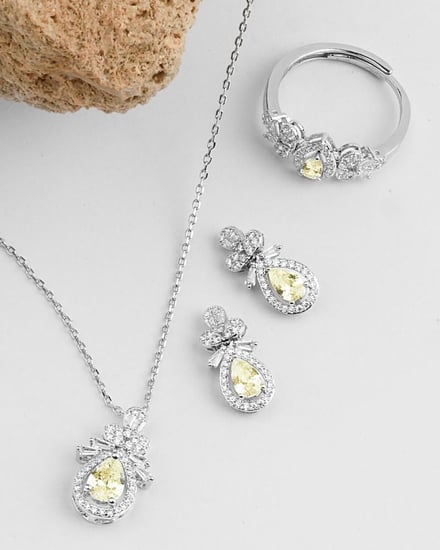 طقم اكسسوار نسائي ناعم بلون فضي وأصفر