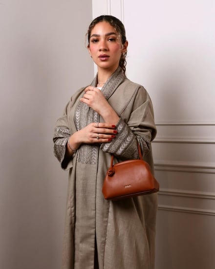 شنطة نسائية كقطعة فنية من الجلد بلون بني