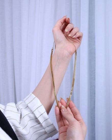 هدية نسائية من ساعة و سلسال وميدالية