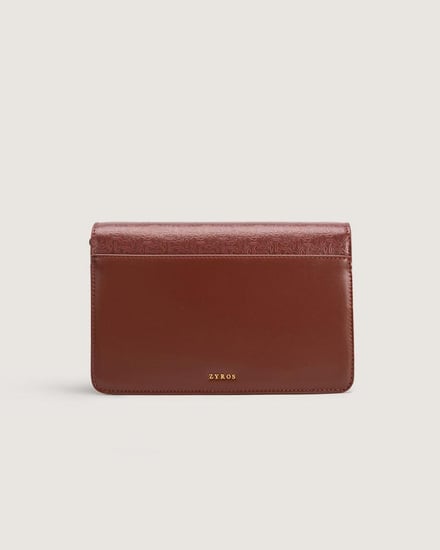 شنطة بحجمها المتوسط وباللون البني.