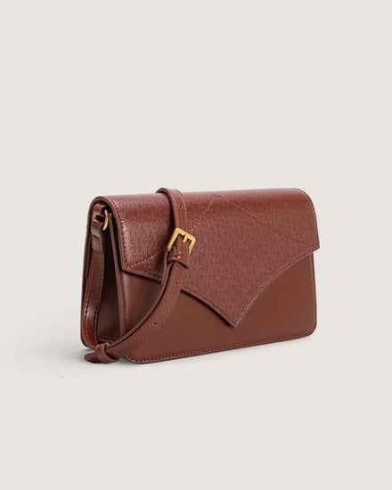 شنطة بحجمها المتوسط وباللون البني.