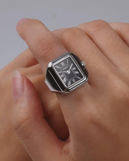 ساعة الخاتم بتصميم مبتكر بلون فضي