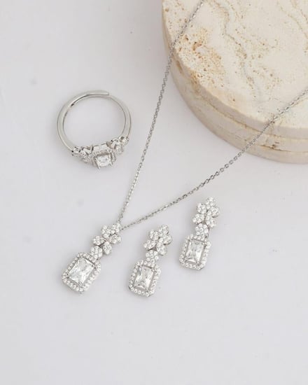 طقم اكسسوار نسائي أنيق بلون فضي