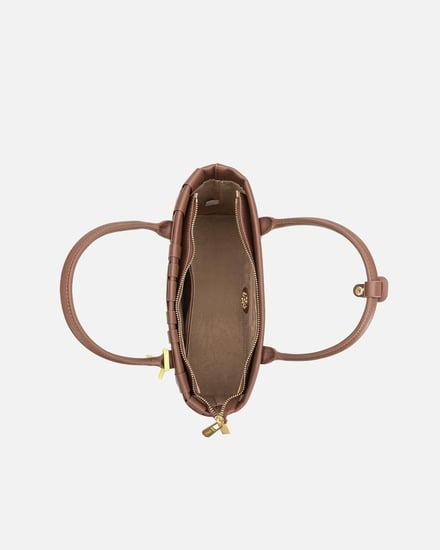 شنطة نسائية تعكس معاني الأناقة من الجلد بلون بني