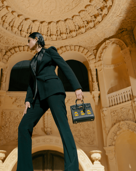 شنطة نسائية بتصميم فاخر بلون أسود
