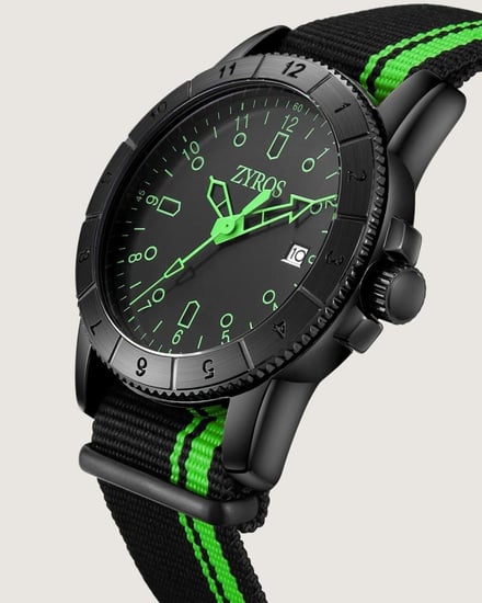 ساعة رجالية مميزة بلون أسود وأخضر.