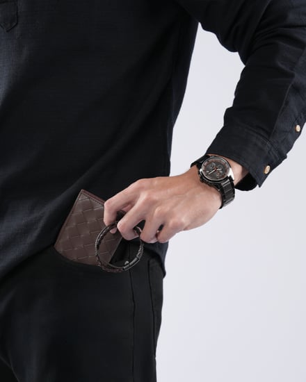 طقم رجالي أنيق باللون البني