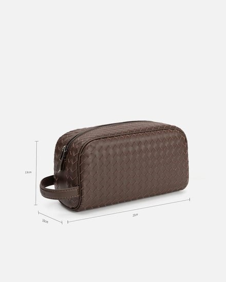 شنطة رجالية تعكس عنوان الأناقة باللون البني