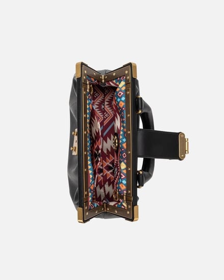 شنطة نسائية مميزة بلون أسود.