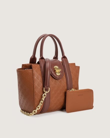 شنطة نسائية بتصميم عملي وحجم مناسب لكل يوم بلون بني