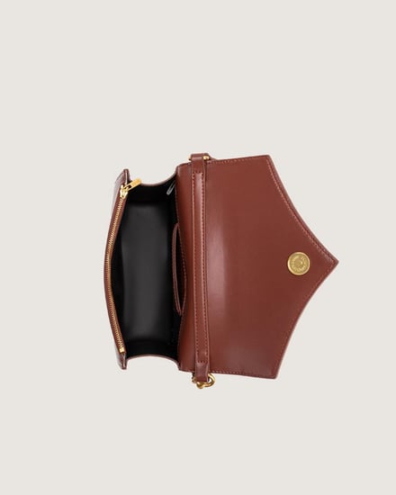 شنطة بحجمها المتوسط وباللون البني.