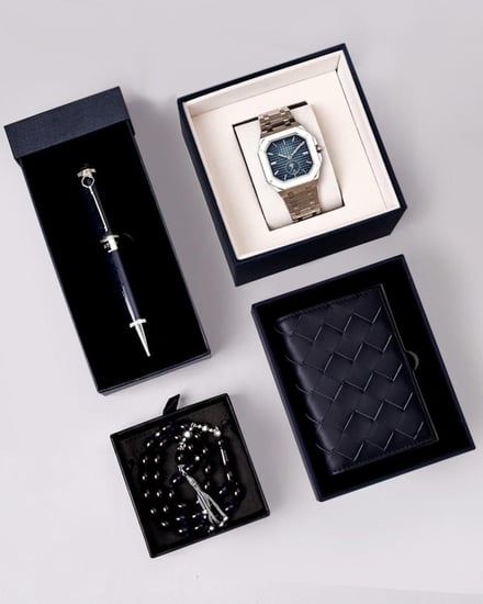 طقم رجالي ملكي مناسب للإهداء الساعة بلون فضي
